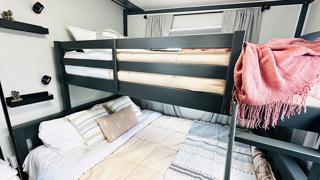 bunkbed_hotel_room Hotel suite with bunkbed